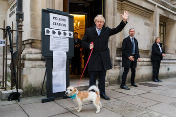 Un Johnson confiado saluda antes de votar en Londres. (Fuente: EFE)