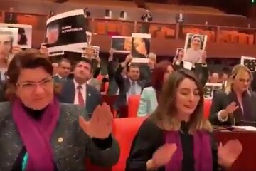 Parlamentarias turcas cantaron "El violador eres tú" desde sus bancas