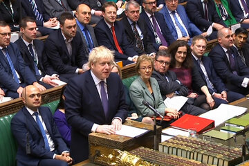 Johnson defiende la ley de Brexit en el parlamento británico. (Fuente: AFP)