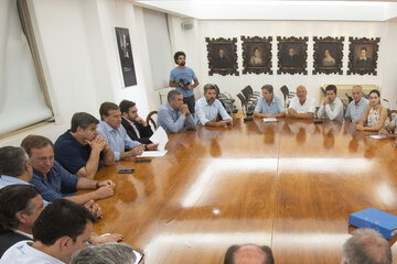 Suárez en la reunión con los intendentes. (Fuente: Gobernación de Mendoza)