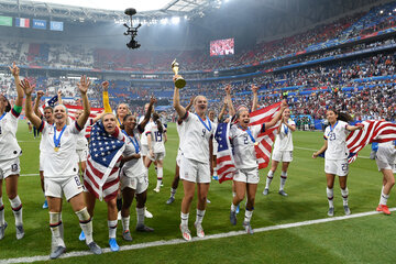 El equipo de Estados Unidos festeja el título, el cuarto en los mundiales. (Fuente: AFP)