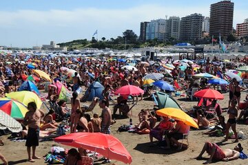 Playa Grande reúne a miles de turistas cada verano en Mar del Plata.  (Fuente: NA)