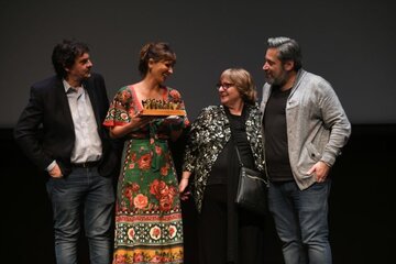 Petra Costa en la ceremonia de premiación de Caras y Caretas, junto a Felipe Pigna, María Seoane y Víctor Santa María.  (Fuente: Rocío González)