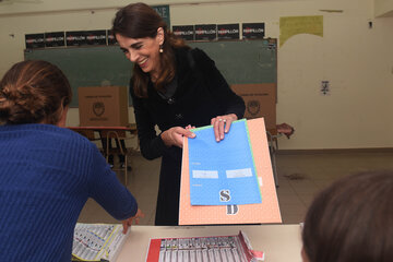 La precandidata a gobernadora María Eugenia Bielsa votó en la ciudad de Rosario. (Imagen: Télam.)