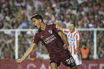 Nacho Fernández festeja el 1-1 parcial. Ganó River y sigue como único líder de la Superliga. (Fuente: NA)