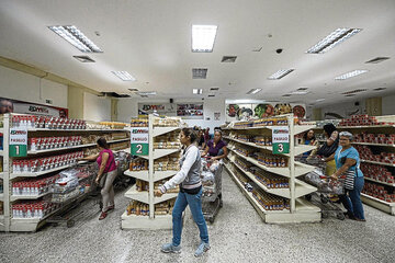 Los supermercados se abastecen de productos importados y cobran en dólares o su equivalente.