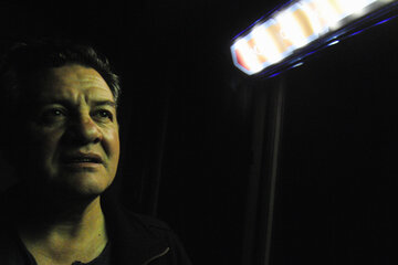 Carlos Suizer, bajo las luces en el recital solidario. (Fuente: Alejandro Leiva)