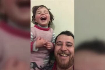 El padre que juega con su hija en Siria cuando caen las bombas: la historia detrás del video viral