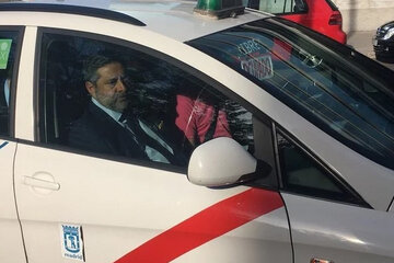 Angelici, presidente de Boca, arribó a la audiencia en un taxi con la banda roja y fue blanco de burlas en las redes sociales.