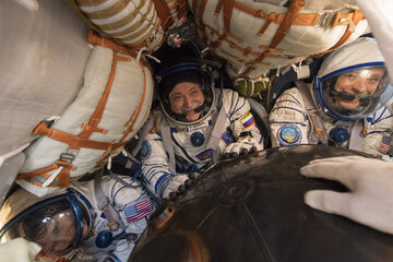 Yurchikhin (centro) en uno de sus viajes al espacio.  (Fuente: AFP)