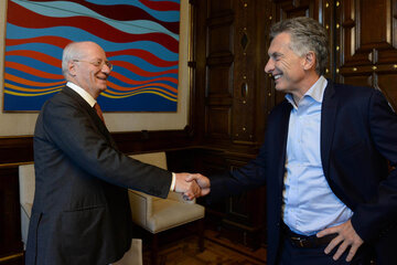 Paolo Rocca, titular de Techint, junto al entonces presidente Mauricio Macri. (Fuente: Télam)