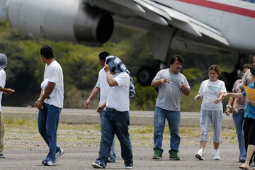 Migrantes hondureños deportados de Estados Unidos llegan a San Pedro Sula.