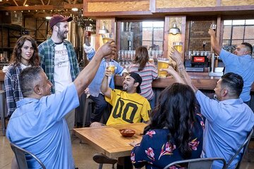 Un par de hermanos, su cervecería artesanal y una fauna de amigos y clientes animan la serie Brews Brothers (Netflix).