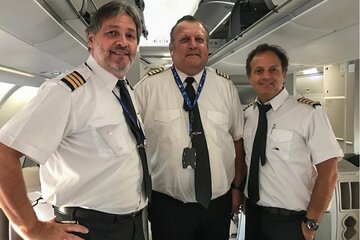 Eduardo García, Pablo Biró y Juan Pablo Mazzieri, integrantes de la tripulación del avión de Aerolíneas Argentina que viaja a China.