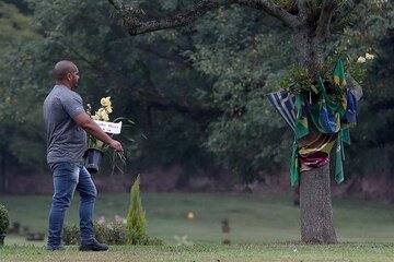 Decenas de brasileños visitaron la tumba de Ayrton Senna  (Fuente: EFE)