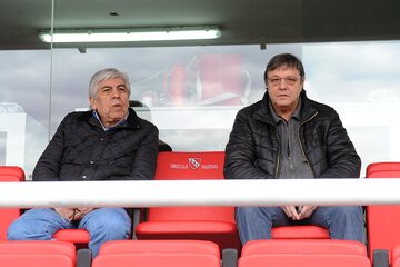 Maldonado (derecha) junto al presidente de Independiente, Hugo Moyano. (Fuente: Télam)
