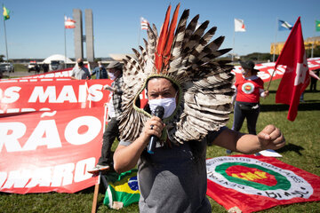 Movimientos indígenas de Brasil participan de una protesta contra Bolsonaro en Brasilia.  (Fuente: EFE)