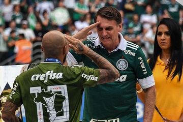 Jair Bolsonaro, busca mejorar su imagen con el fútbol. (Fuente: AFP)