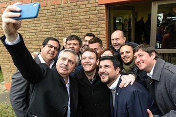 Fernández se saca una selfie con Perotti y otros militantes.