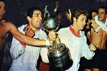 Los jugadores festejando en el estadio Centenario. (Fuente: Prensa Estudiantes)