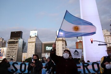 Los anticuarentena marcharon al obelisco La