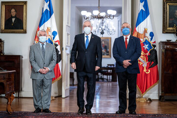 Piñera (centro) con su nuevo ministro de Salud, Paris (izq.) y el renunciante Mañalich (der.)   (Fuente: EFE)