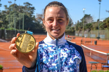 Nadia Podoroska muestra el oro ganado en los Juegos Panamericanos. (Fuente: AAT)