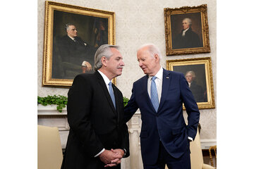 Alberto Fernández y Joe Biden en el despacho Oval, situado en el ala Oeste de la Casa de Gobierno estadounidense.