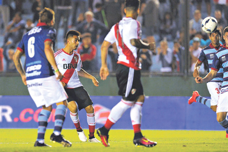 Martínez pica la pelota para el 2-0. Ahí nomás, Montiel vio la doble amarilla y a River se le quemaron los papeles.