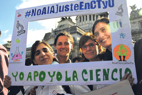 La protesta reunió a todos los gremios docentes, federaciones estudiantiles y agrupaciones de científicos.