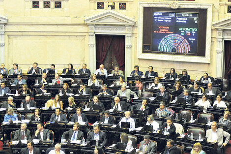 Tras varios cambios de opinión, ganó por dos votos la propuesta de devolver el proyecto a comisión. 