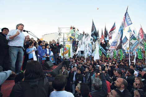 Máximo Kirchner en el homenaje al ex presidente, junto a dirigentes, militantes y vecinos del barrio Villa Palito, de La Matanza.