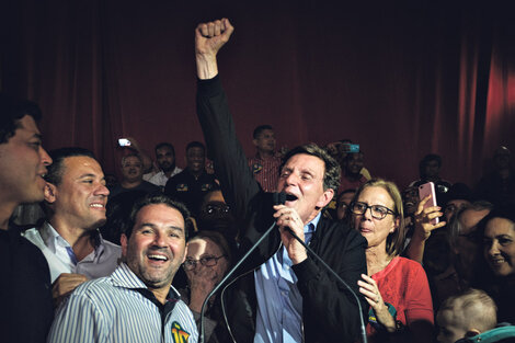 El obispo evangélico Marcelo Crivella celebra su triunfo en el ballottage de la alcaldía de Río.