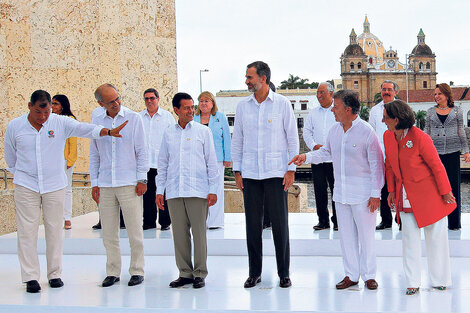 Los presidentes Correa, Peña Nieto y Santos y funcionarios posan para la foto oficial.