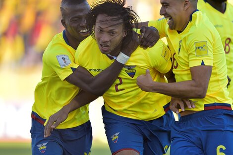 Arturo Mina festeja con sus compañeros su gol, el primero de Ecuador. (Fuente: AFP)