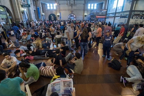 Largas filas en Retiro y Constitución por pasajes de tren