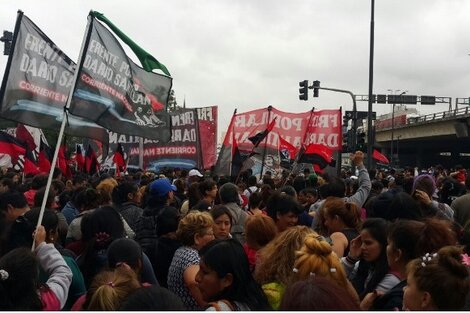 Una marcha para defender la emergencia social y contra el veto