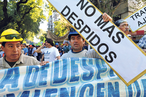 La ola de despidos en fábricas y cierre de comercios se hace notar en las estadísticas de los principales centros urbanos.