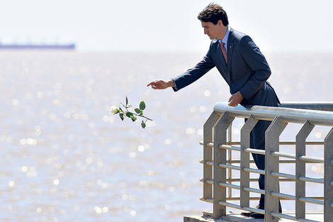 Justin Trudeau arrojó flores al Río de la Plata en homenaje a las víctimas de la dictadura militar.