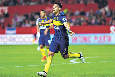 Pavón festeja uno de los goles de Boca luego de una gran definición personal.