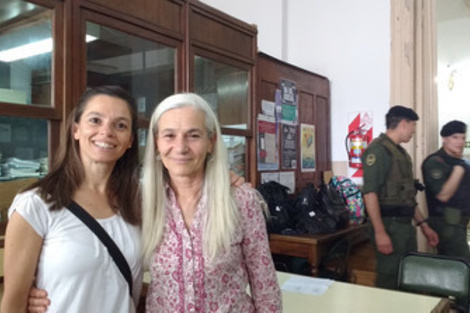 Mariana Victoria Flores y su madre, Laura Repetti, después de declarar en la audiencia. 