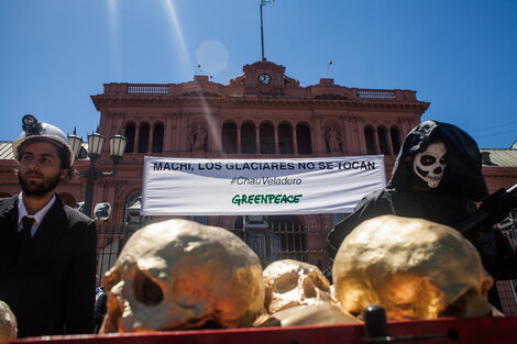 Protesta de Greenpeace en Plaza de Mayo contra la minería