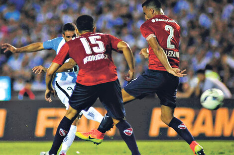 Lisandro López ya sacó el derechazo que se meterá en el palo derecho de Campaña. Fue el primero del goleador de la Academia.