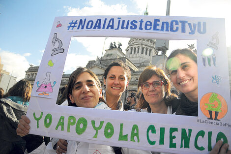 Miles de científicos e investigadores se manifestaron contra el recorte presupuestario.