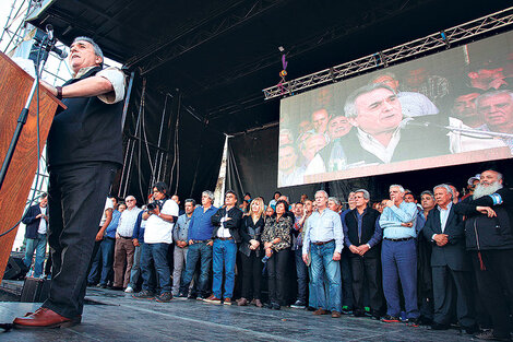 “El ajuste está tocando las puertas de nuestras familias”, sintetizó el reclamo Juan Carlos Smith, uno de los tres jefes de la CGT unificada.