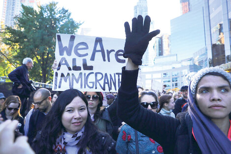 En las marchas de Nueva York contra Trump se vieron carteles contra su proclama xenófoba. 