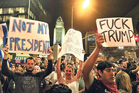 En Los Angeles hubo protestas y vigilias, que terminaron con violentos choques con la policía.