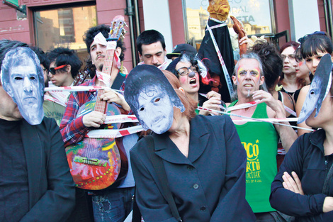 Las caretas de Lopérfido y Mahler, en la protesta en Recoleta.
