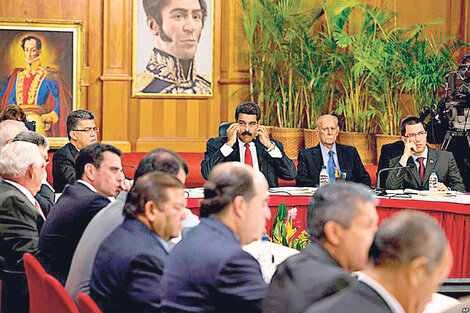 Maduro (centro) y asesores conversaban con líderes opositores durante un encuentro realizado en julio.