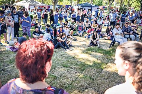 Las carpas reunidas “para hermoso día feminista en la ciudad”.